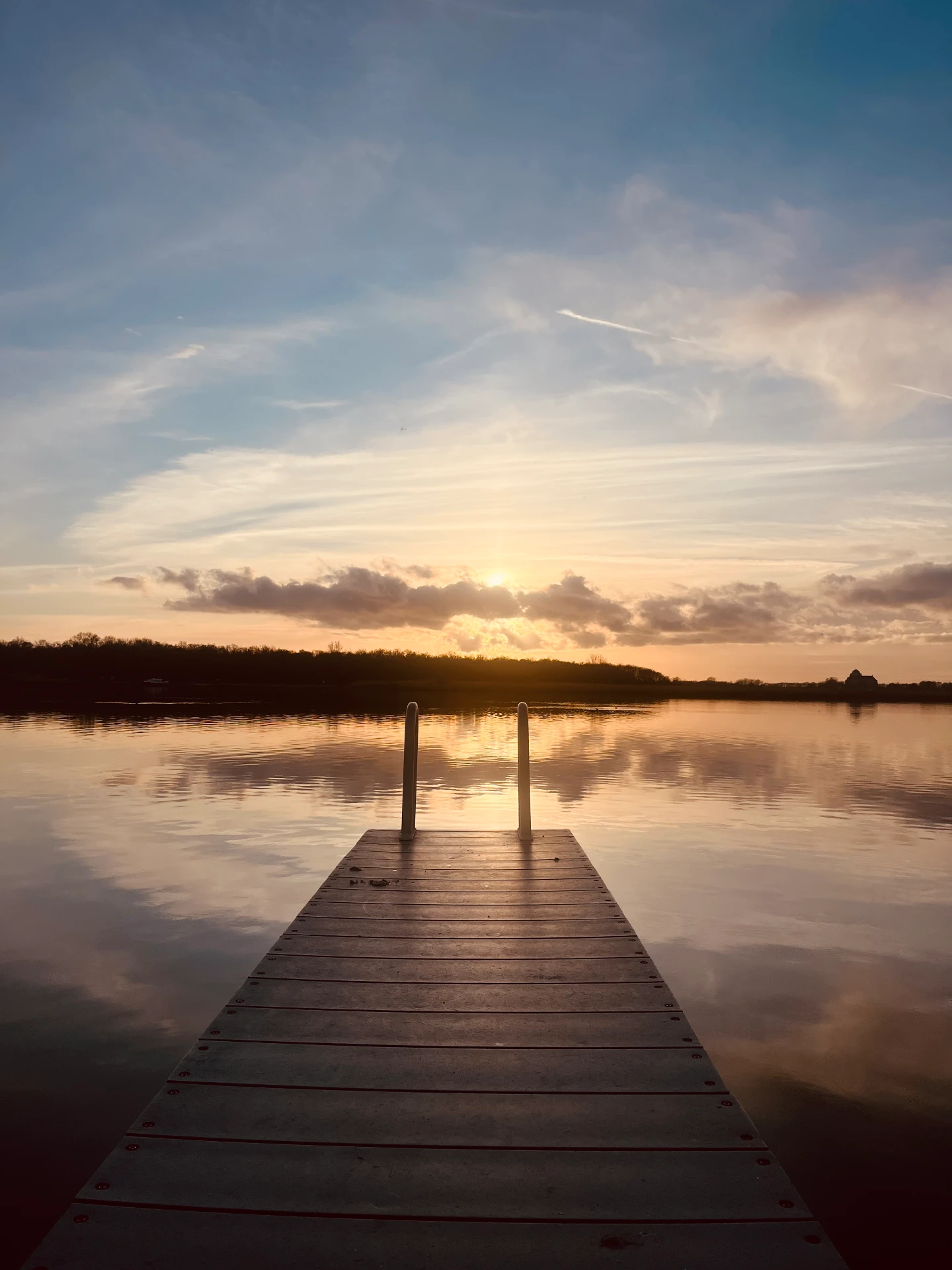 Steiger aan het water bij zonsondergang